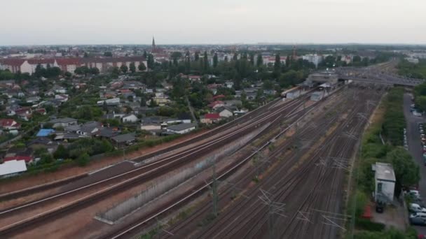 マルチトラック鉄道線での鉄道運転の追跡。都市鉄道の空中ビュー。ドイツ・ベルリン — ストック動画