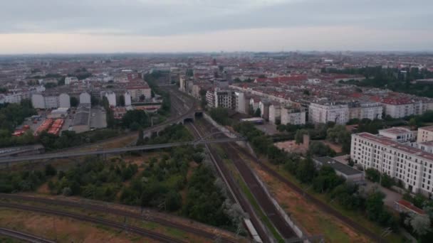 Vista aérea da junção da via férrea cercada pelo bairro urbano na cidade grande. Berlim, Alemanha — Vídeo de Stock