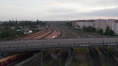 Sbahn treni Bosebrucke Köprüsü 'nün altındaki tren istasyonuna varıyor. Çoklu raylı demiryolu hattının havadan görüntüsü. Berlin, Almanya