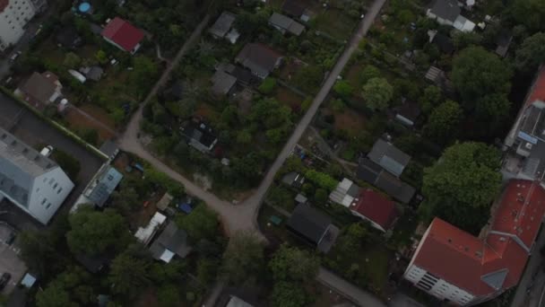 Aves aéreas vista desde arriba hacia abajo vista de la zona con casas y jardines dentro de la urbanización. Inclinación hacia arriba revelan de barrio urbano. Berlín, Alemania — Vídeos de Stock