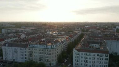 Kentsel çevredeki apartmanların havadan görüntüsü. Parlak gökyüzüne karşı sabah görüntüleri. Berlin, Almanya