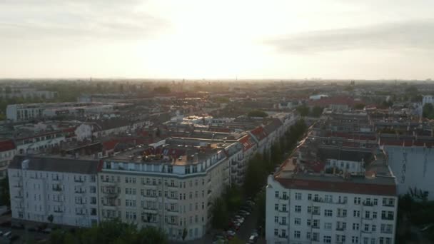 Kentsel çevredeki apartmanların havadan görüntüsü. Parlak gökyüzüne karşı sabah görüntüleri. Berlin, Almanya — Stok video
