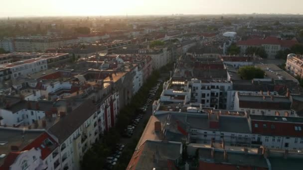 Forwards fly above residential district in large city. Tilt up reveal of bright morning sky. Berlin, Germany — Stock Video