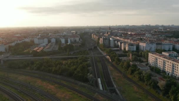 Vue panoramique de la grande ville. Quartiers urbains et jonction ferroviaire le matin. Fernsehturm tour de télévision au loin. Berlin, Allemagne — Video