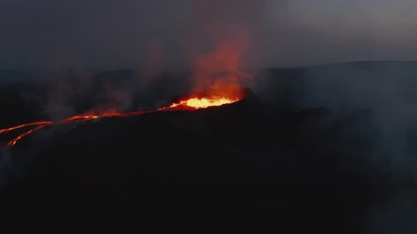 Panoramisch uitzicht op vulkaanuitbarsting 's nachts. Magma stroomt in krater en gesmolten lava. Fagradalsfjall vulkaan. IJsland, 2021 — Stockvideo