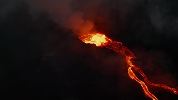 Noční záběry tekoucího roztaveného lávového potoka na svahu. Vroucí magmatický materiál v kráteru sopky. Síla přírody. Sopka Fagradalsfjall. Island, 2021 — Stock video