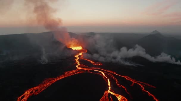 Panoramiczny widok z lotu ptaka na poranny krajobraz z płynnymi strumieniami lawy. Wulkan Fagradalsfjall. Islandia, 2021 — Wideo stockowe