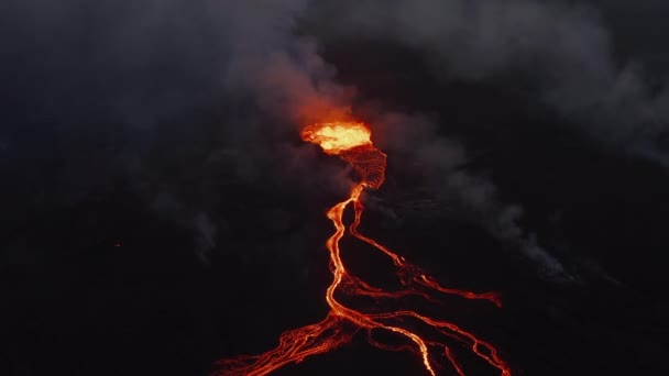 Az aktív vulkánkráterben forrásban lévő magmatikus anyag légi rálátása. Folyó lávafolyam a hegy lejtőjén. Fagradalsfjall vulkán. Izland, 2021 — Stock videók