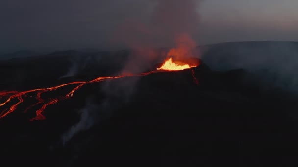 Skjut och panorera skott av grenad lava floden rinner ner från aktiv vulkan krater i gryningen. Fagradalsfjallsvulkan. Island, 2021 — Stockvideo