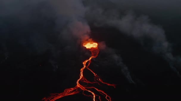 Luchtfoto van actieve vulkaan 's nachts. Kokend magma dat wegloopt van krater door vertakte lavastromen. Fagradalsfjall vulkaan. IJsland, 2021 — Stockvideo