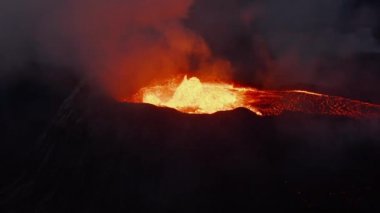 Aktif yanardağın görüntülerini geri al. Kraterden magma fışkırıyor ve dereden aşağı akıyor. Fagradalsfall volkanı. İzlanda, 2021
