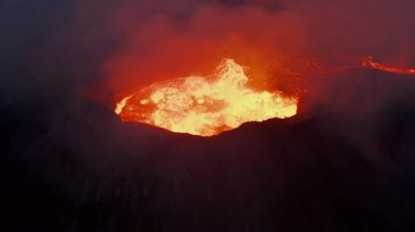 Aktif volkan kraterinin yüksek açılı görüntüsü. Vahşi kaynayan magmatik madde. Fagradalsfall volkanı. İzlanda, 2021