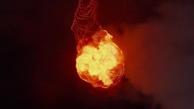 Gökyüzü kuşları geceleri sıcak magmalı krateri yukarıdan görüyor. Erimiş lav kaynıyor. Fagradalsfall volkanı. İzlanda, 2021