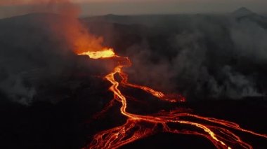 Erimiş lavın zemine akışını inanılmaz yüksek açılı görüyor. Alacakaranlık vaktinde aktif volkan patlaması. Fagradalsfall volkanı. İzlanda, 2021