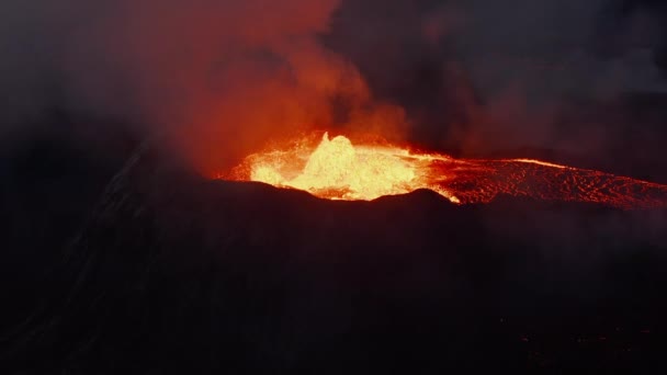 Szerezd vissza az aktív vulkán felvételeit. Magma ömlik a kráterből és ömlik le a patakba. Fagradalsfjall vulkán. Izland, 2021 — Stock videók