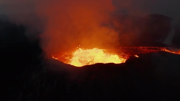 Repülj az aktív vulkán körül. Közelkép a forró olvadt magmáról a kráterben. A természet ereje. Fagradalsfjall vulkán. Izland, 2021 — Stock videók