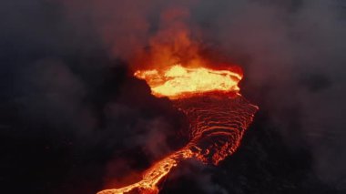 Yanardağ kraterinden eriyik lav akışı. Aşırı derecede kaynayan magma yüksekliğe sıçrıyor. Fagradalsfall volkanı. İzlanda, 2021