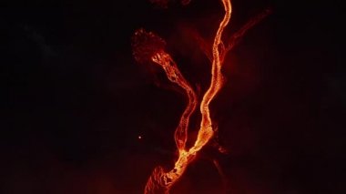 Havadaki kuşlar yukarıdan aşağı doğru volkan patlamasından sonra akan sıcak lav akımını görüyorlar. Magma nehri dağ yamacında dallanıyor. Fagradalsfall volkanı. İzlanda, 2021