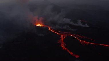 Aktif volkanik manzaranın hava panoramik görüntüsü. Erimiş lav kraterden aşağı akıyor. Fagradalsfall volkanı. İzlanda, 2021