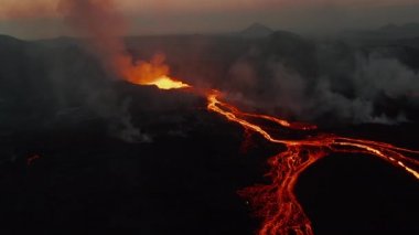 Aktif volkan patlamasında lav gösterisinin kaydırak ve pan görüntülerini göster. Erimiş lav akışı. Fagradalsfall volkanı. İzlanda, 2021