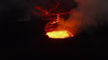 Aktif volkan kraterinin üzerinde ileriye doğru uçar. Sıcak magma ve patlayan volkanik gazlar. Geceleri lav akıntıları. Fagradalsfall volkanı. İzlanda, 2021