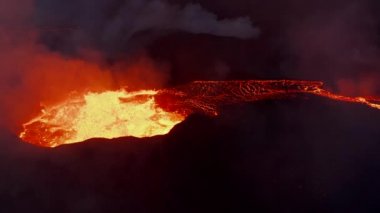 Sıcak magmatik maddenin kraterin üzerine sıçrayan yakın görüntüsü. Aktif volkandan erimiş lav akıyor. Fagradalsfall volkanı. İzlanda, 2021