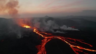 Güneş doğmadan önce aktif volkan görüntülerini kaydır. Volkanik manzaranın panoramik hava görüntüsü, parlayan sıcak lav akıntıları. Fagradalsfall volkanı. İzlanda, 2021