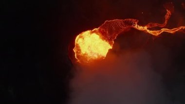 Geceleri aktif volkan kraterinde kaynamış magmanın yukarıdan aşağıya bakışı. Fagradalsfall volkanı. İzlanda, 2021