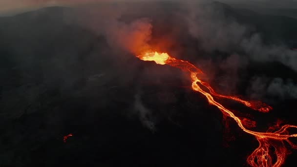 Vista aérea del arroyo de lava ricamente ramificado en la pendiente que fluye del cráter del volcán. Inclinado hacia arriba revelan de cielo crepuscular. Volcán Fagradalsfjall. Islandia, 2021 — Vídeo de stock