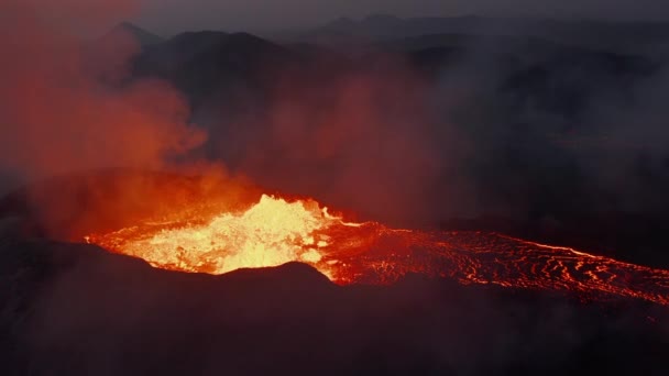 Repülj a kitörő aktív vulkán fölé. Közelkép magmatikus anyagot fröcskölő kráterről. Fagradalsfjall vulkán. Izland, 2021 — Stock videók