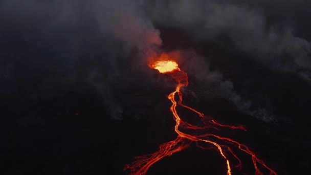 Вночі ковзають і дивляться на діючий кратер вулкана. Вид з повітря потоків лави. Вулкан Fagradalsfjall. Ісландія, 2021 — стокове відео