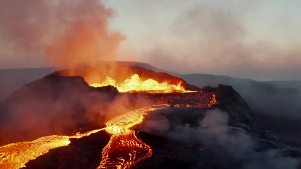 Orbita wokół gotującej się magmy w czynnym kraterze wulkanicznym o świcie. Masa gorącej lawy spływającej strumieniami. Wulkan Fagradalsfjall. Islandia, 2021 — Wideo stockowe
