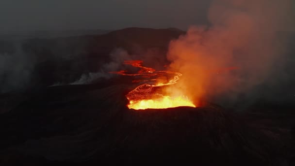 Snímek a pan záběry aktivní sopky. Vzdušný pohled na vařící magma v kráteru a tekoucí roztavenou lávu na zemi. Sopka Fagradalsfjall. Island, 2021 — Stock video