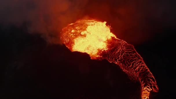 Alto ángulo vista volcán activo. Magma hirviendo en cráter y arroyo de lava caliente. Volcán Fagradalsfjall. Islandia, 2021 — Vídeos de Stock