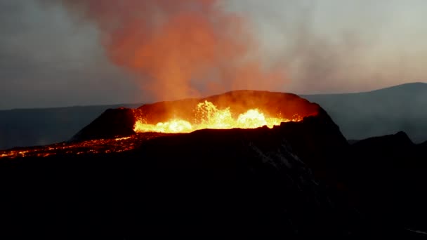 Voe em torno da cratera vulcânica durante a erupção do magma derretido. Corrente de lava quente a escorrer. Vulcão Fagradalsfjall. Islândia, 2021 — Vídeo de Stock