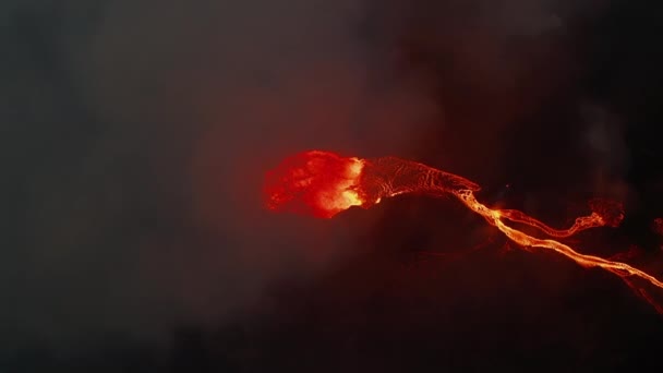 Nocny widok z powietrza aktywnego krateru wulkanicznego i pokaz lawy. Płynący strumień roztopionej lawy na zboczu. Wulkan Fagradalsfjall. Islandia, 2021 — Wideo stockowe