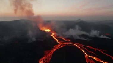 Aktif volkan patlamasının panorama eğrisi görüntüsü. Yokuştaki lav akıntıları boyunca kraterden akan sıcak erimiş lav. Fagradalsfall volkanı. İzlanda, 2021