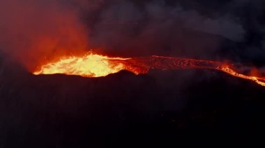 Aktif volkanın tepesine yakın çekim. Kraterde kaynayan magma ve sıcak lav akışı. Fagradalsfall volkanı. İzlanda, 2021
