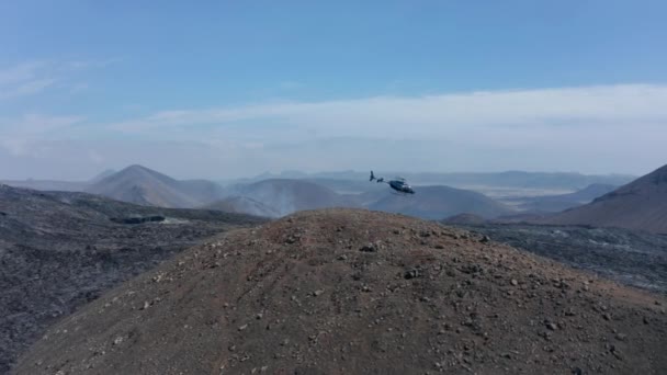 Sledování vzletu vrtulníku a přeletu chladnoucí lávy po sopečné erupci. Sopka Fagradalsfjall. Island, 2021 — Stock video