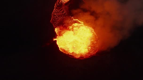 Pássaros aéreos olho em cima para baixo vista de lava fervente na cratera vulcânica. Erupção de material fundido brilhante. Vulcão Fagradalsfjall. Islândia, 2021 — Vídeo de Stock