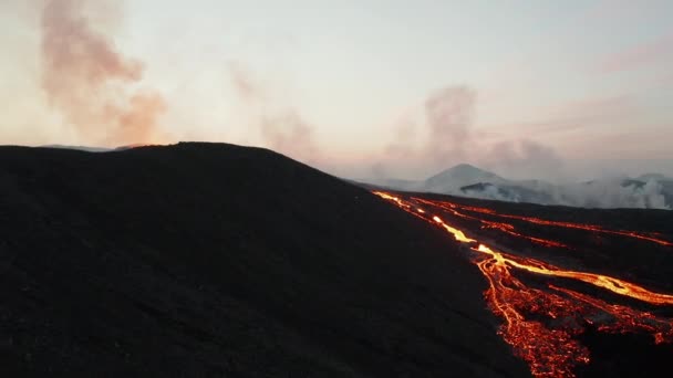 Река текущая лава. Слайд и панорамная аэросъемка богато разветвляющийся поток лавы, вытекающий из извергающегося кратера активного вулкана. Вулкан Фаградальсфьол. Исландия, 2021 — стоковое видео
