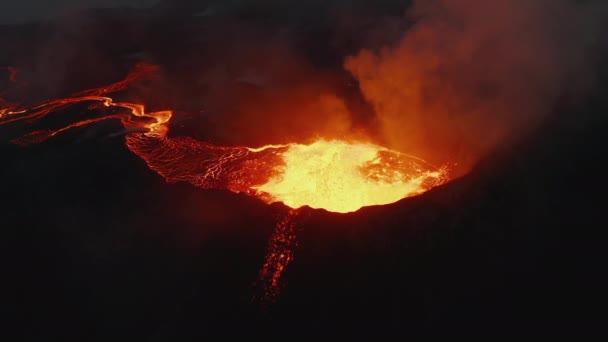 Nocny widok pod wysokim kątem gotującej się magmy spływającej w dół rzeki lawy. Leć nad aktywnym kraterem wulkanu. Wulkan Fagradalsfjall. Islandia, 2021 — Wideo stockowe