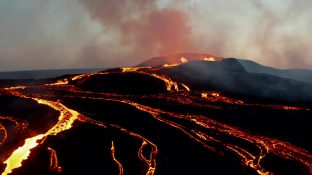 火口から流れる溶岩の上を飛ぶ。活火山でマグマを沸かす。日の出前の空中ビュー。ファグラダルフィオール火山。アイスランド、 2021年 — ストック動画