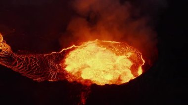 Aktif volkan kraterinde yüksek açılı sıcak magma patlaması. Kaynayan erimiş madde dışarı akıyor. Fagradalsfall volkanı. İzlanda, 2021