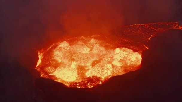 火山噴火口で沸騰したマグマの息をのむようなクローズアップビュー。夜に熱い溶岩の空中ビュー。ファグラダルフィオール火山。アイスランド、 2021年 — ストック動画