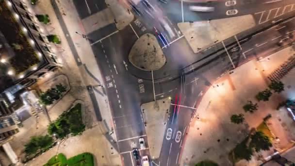 Aves aéreas olho em cima de cima para baixo crescente hiperlapso filmagem do tráfego nas ruas Elefante e Castelo distrito. Cruzamento de estrada ocupado à noite, tempo de exposição longo movimento turvo. Londres, Reino Unido — Vídeo de Stock