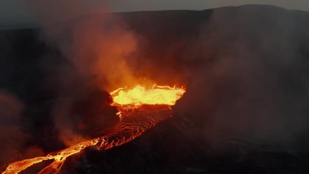 Викип'ятіння магми в кратері діючого вулкана і лавового потоку тече вниз. Вулкан Fagradalsfjall. Ісландія, 2021 — стокове відео