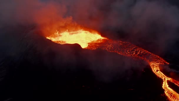 Diapositive et panoramique d'un cratère volcanique actif en éruption. Magma bouillant sauvagement éclaboussant en hauteur. coulée de lave chaude. Volcan Fagradalsfjall. Islande, 2021 — Video