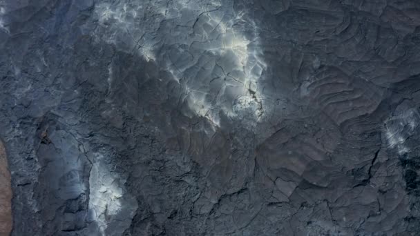 Aves aéreas vista arriba hacia abajo vista panorámica de la cálida capa de lava solidificada en un nuevo campo de lava formado después de la erupción volcánica. Volcán Fagradalsfjall. Islandia, 2021 — Vídeos de Stock