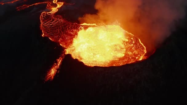 Grúa imágenes de magma hirviendo en erupción del cráter del volcán. arroyo de lava que fluye hacia abajo en la pendiente. Volcán Fagradalsfjall. Islandia, 2021 — Vídeos de Stock